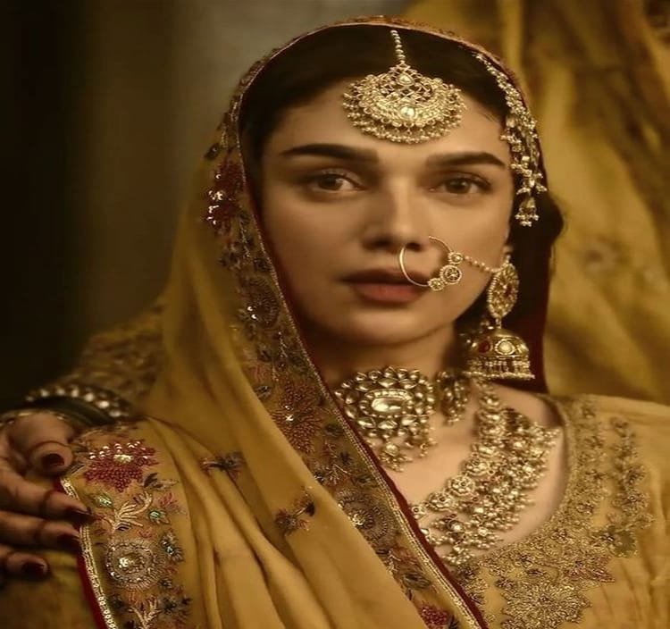 Aditi Rao Hydari’s stunning maang tika and nath in Heeramandi Series