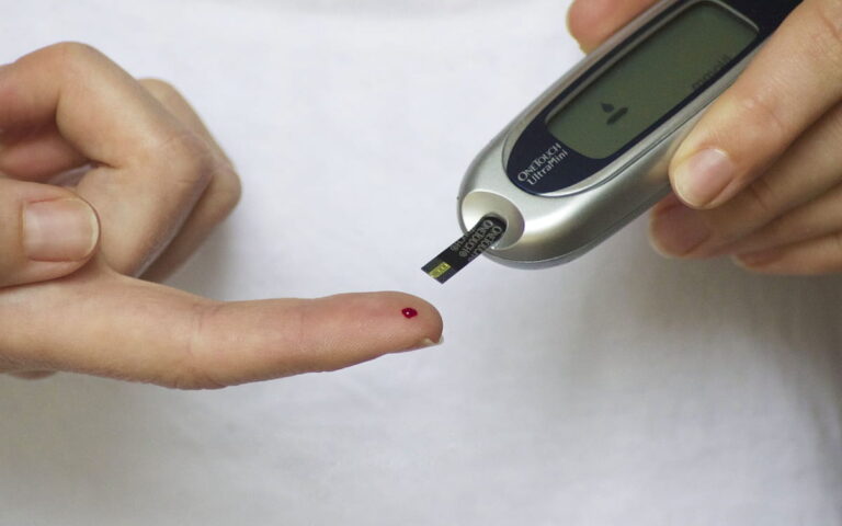 Check blood sugar level using diabetic tool