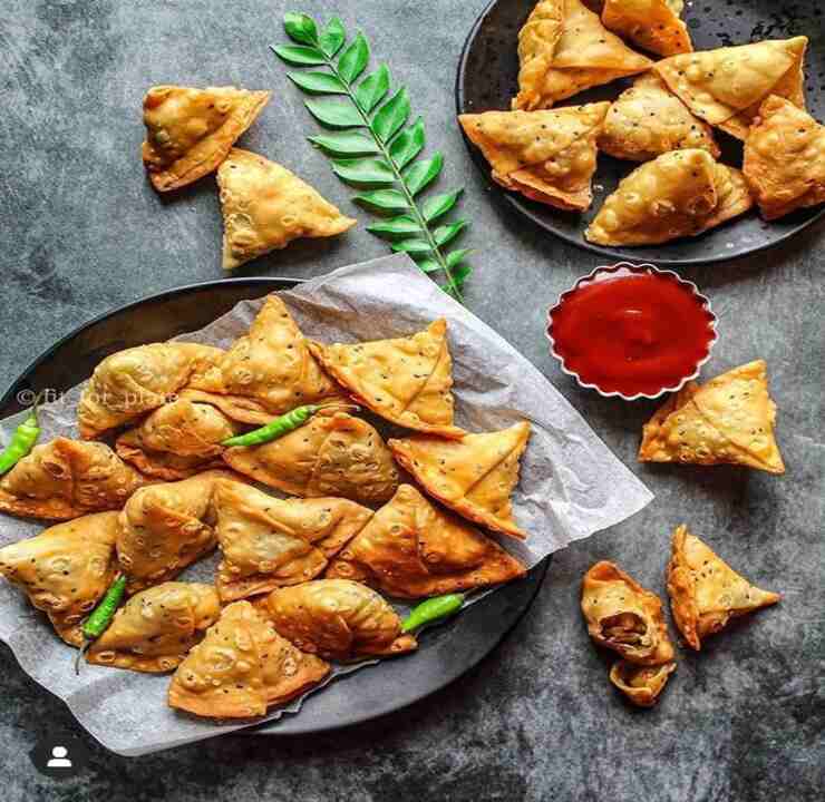 Samosa with red chutney